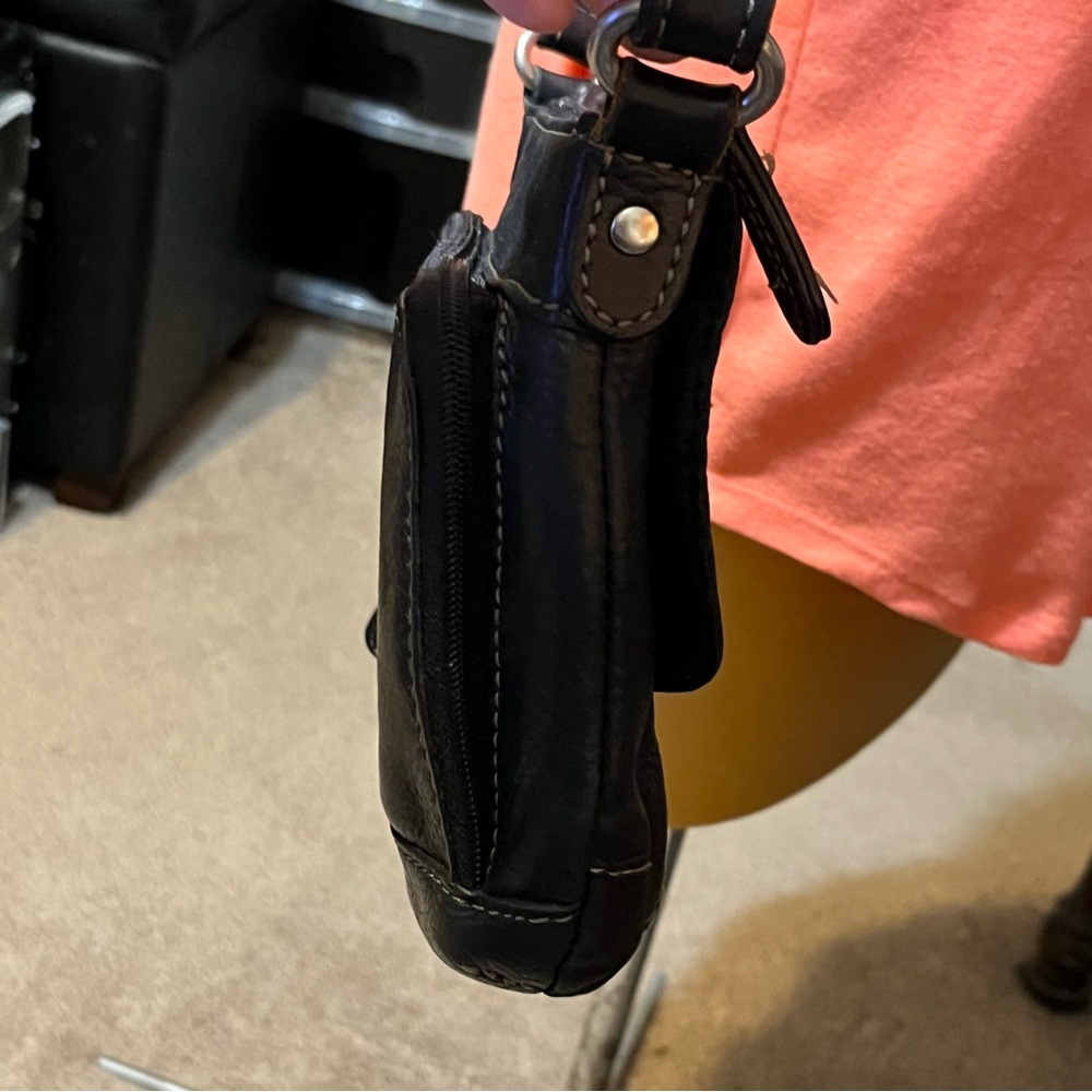 A Fossil crossbody with lots of pockets - Picture 6 of 12